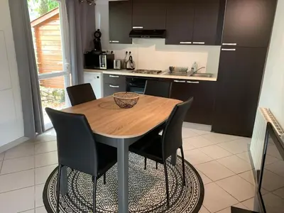Cuisine ou kitchenette dans l'établissement Gîte cocon Vassivière Aux abords du lac