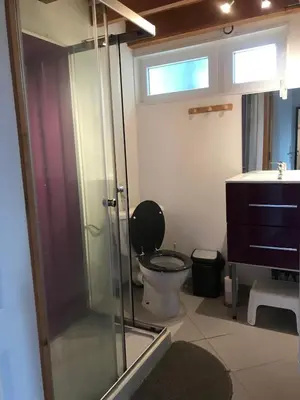 Salle de bains dans l'établissement Gîte cocon Vassivière Aux abords du lac