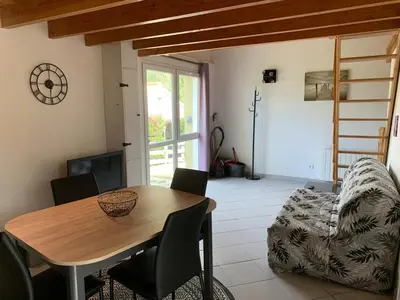 Coin salon dans l'établissement Gîte cocon Vassivière Aux abords du lac