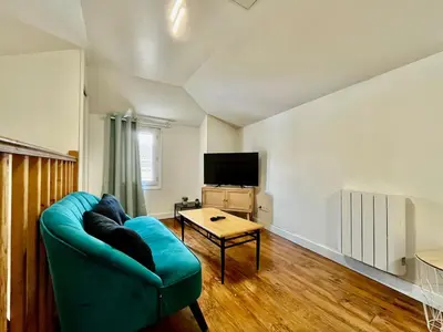 Télévision ou salle de divertissement dans l'établissement Duplex Aristide Briand 5 min gare-DABNB