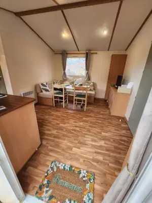 Télévision ou salle de divertissement dans l'établissement Mobilhome les pieds dans l eau avec piscine