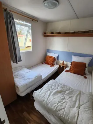 Un ou plusieurs lits dans un hébergement de l'établissement Mobilhome les pieds dans l eau avec piscine
