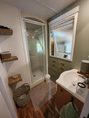 Salle de bains dans l'établissement Mobilhome les pieds dans l eau avec piscine