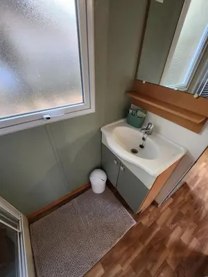 Salle de bains dans l'établissement Mobilhome les pieds dans l eau avec piscine
