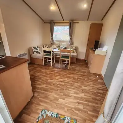 Mobilhome les pieds dans l eau avec piscine