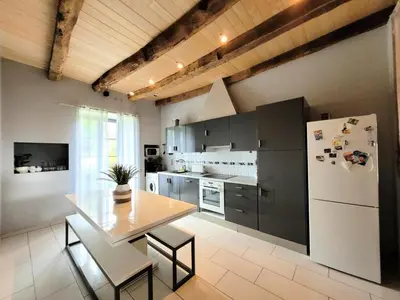Cuisine ou kitchenette dans l'établissement Gîte de France Histoire de famille 3 épis - Gîte de France 6 personnes MAE-2031
