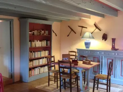 Bibliothèque dans la maison de vacances