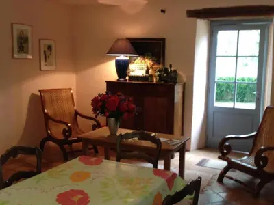 Coin salon dans l'établissement Maison périgourdine avec piscine privée, Wifi, animaux acceptés à proximité de Lascaux - FR-1-616-460