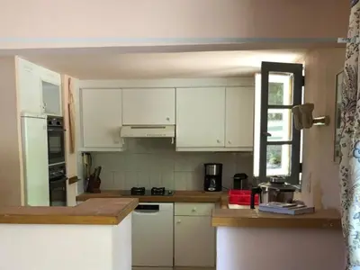 Cuisine ou kitchenette dans l'établissement Maison périgourdine avec piscine privée, Wifi, animaux acceptés à proximité de Lascaux - FR-1-616-460