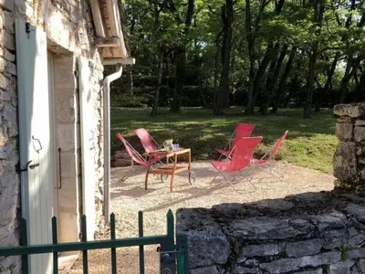 Jardin de l'établissement Maison périgourdine avec piscine privée, Wifi, animaux acceptés à proximité de Lascaux - FR-1-616-460
