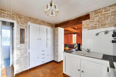 Cuisine ou kitchenette dans l'établissement Charmante maison en pierre avec piscine pour 6
