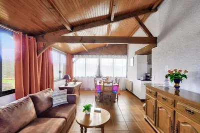 Coin salon dans l'établissement Charmante maison en pierre avec piscine pour 6