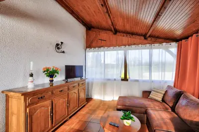Télévision ou salle de divertissement dans l'établissement Charmante maison en pierre avec piscine pour 6