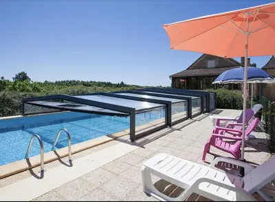 Piscine de l'établissement Charmante maison en pierre avec piscine pour 6 ou située à proximité