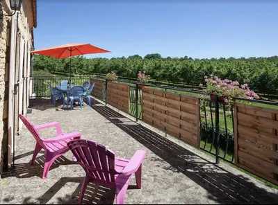 Jardin de l'établissement Charmante maison en pierre avec piscine pour 6