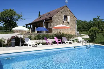 Piscine de l'établissement Charmante maison en pierre avec piscine pour 6 ou située à proximité