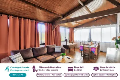 Coin salon dans l'établissement Charmante maison en pierre avec piscine pour 6