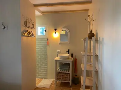 Salle de bains dans l'établissement Gite La Chouette met hottub