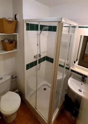 Salle de bains dans l'établissement Charmant Duplex en bord de Dordogne - Argentat- Corrèze