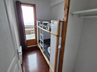 Cuisine ou kitchenette dans l'établissement Appartement spacieux avec terrasse et garage, accès piscine - FR-1-814-88