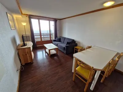 Coin salon dans l'établissement Appartement spacieux avec terrasse et garage, accès piscine - FR-1-814-88
