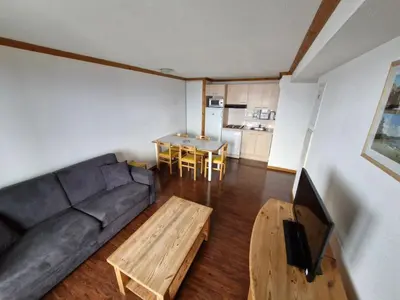 Télévision ou salle de divertissement dans l'établissement Appartement spacieux avec terrasse et garage, accès piscine - FR-1-814-88