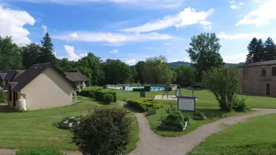 Jardin de l'établissement VVF Château sur la Vienne Lac de Vassivière