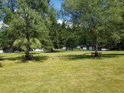 Jardin de l'établissement VVF Cantal Champs-sur-Tarentaine