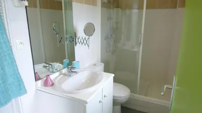 Salle de bains dans l'établissement VVF Cantal Salers Vendes