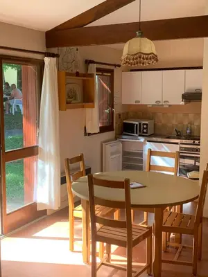 Cuisine ou kitchenette dans l'établissement Le Petit Bois 46