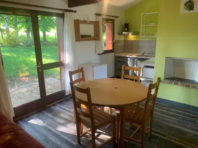 Cuisine ou kitchenette dans l'établissement Le Petit Bois 46