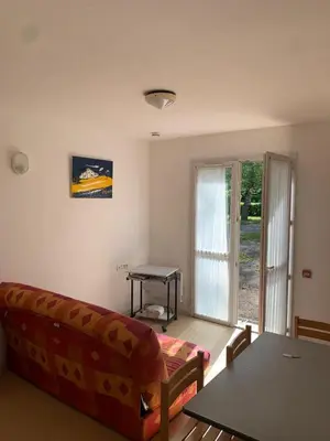 Coin salon dans l'établissement Le Petit Bois 46