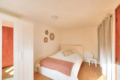 Un ou plusieurs lits dans un hébergement de l'établissement Maison en pierre avec piscine et terrasse pour 6