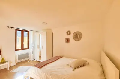Un ou plusieurs lits dans un hébergement de l'établissement Maison en pierre avec piscine et terrasse pour 6