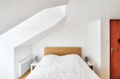 Un ou plusieurs lits dans un hébergement de l'établissement Maison en pierre avec piscine et terrasse pour 6
