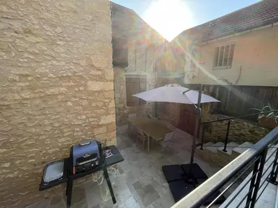 Balcon ou terrasse dans l'établissement Maison en pierre avec piscine et terrasse pour 6