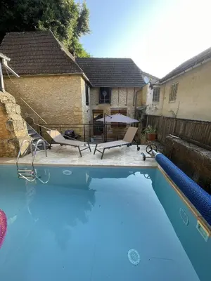Piscine de l'établissement Maison en pierre avec piscine et terrasse pour 6 ou située à proximité