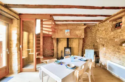 Coin salon dans l'établissement Maison en pierre avec piscine et terrasse pour 6