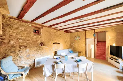 Télévision ou salle de divertissement dans l'établissement Maison en pierre avec piscine et terrasse pour 6