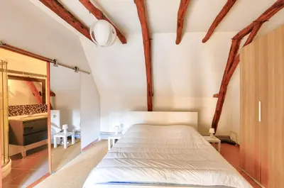 Un ou plusieurs lits dans un hébergement de l'établissement Maison en pierre avec piscine et terrasse pour 6