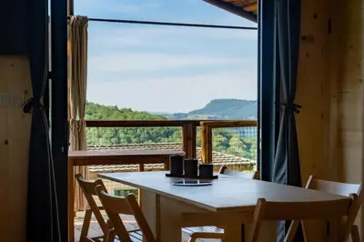 Vue générale sur la montagne ou vue sur la montagne depuis le camping