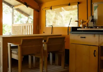 Cuisine ou kitchenette dans l'établissement Camping 3 étoiles - ccaidff