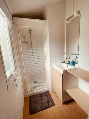 Salle de bains dans l'établissement Mobil-home 3ch le Per Malou Camping Les Clarines