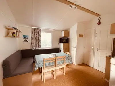 Cuisine ou kitchenette dans l'établissement Mobil-home 3ch le Per Malou Camping Les Clarines
