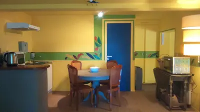 Cuisine ou kitchenette dans l'établissement Face au Sancy