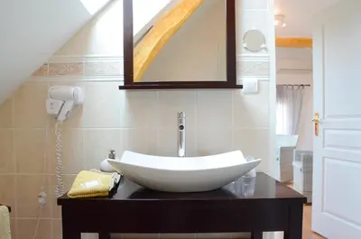 Salle de bains dans l'établissement Domaine de la Moretie