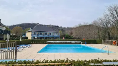 Piscine de l'établissement Piscine chauffée vue sur la Dordogne ou située à proximité