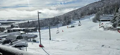 L'établissement LA PETITE LUGE studio sur les pistes, WiFi centre station Super-Besse en hiver