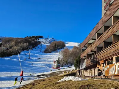 L'établissement LA PETITE LUGE studio sur les pistes, WiFi centre station Super-Besse en hiver