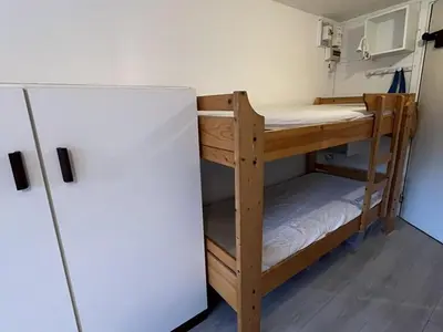 Un ou plusieurs lits dans un hébergement de l'établissement Studio 3 personnes en station avec parking couvert - FR-1-787-115
